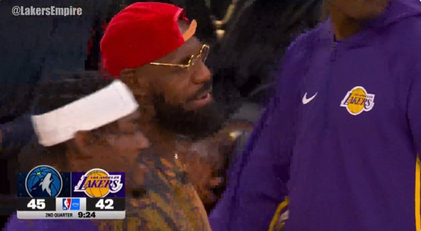 積極互動！詹姆斯不停和場上的隊友溝通，也與裁判員交談