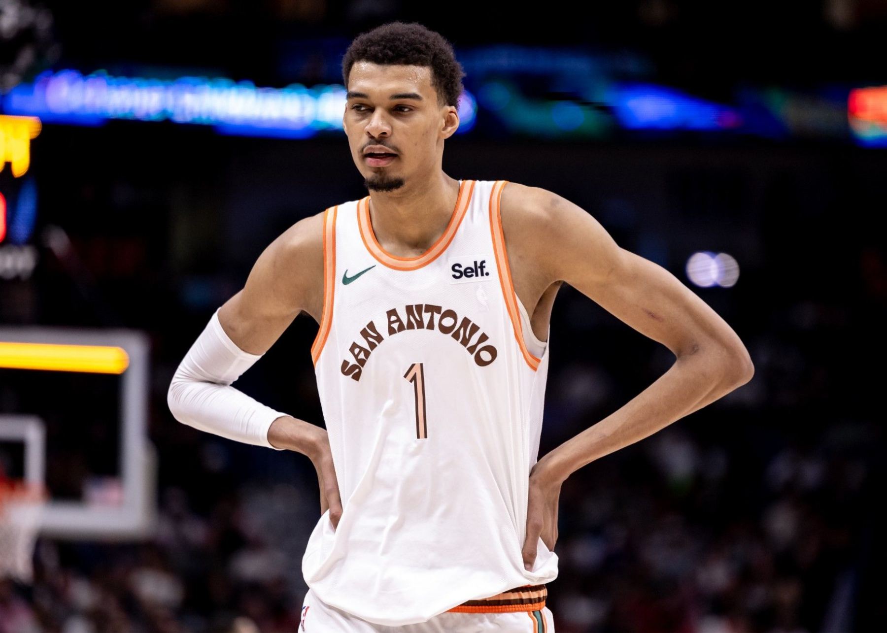 在場多次遭針對！文班亞馬半場8中3得到7分4搶籃板3違例