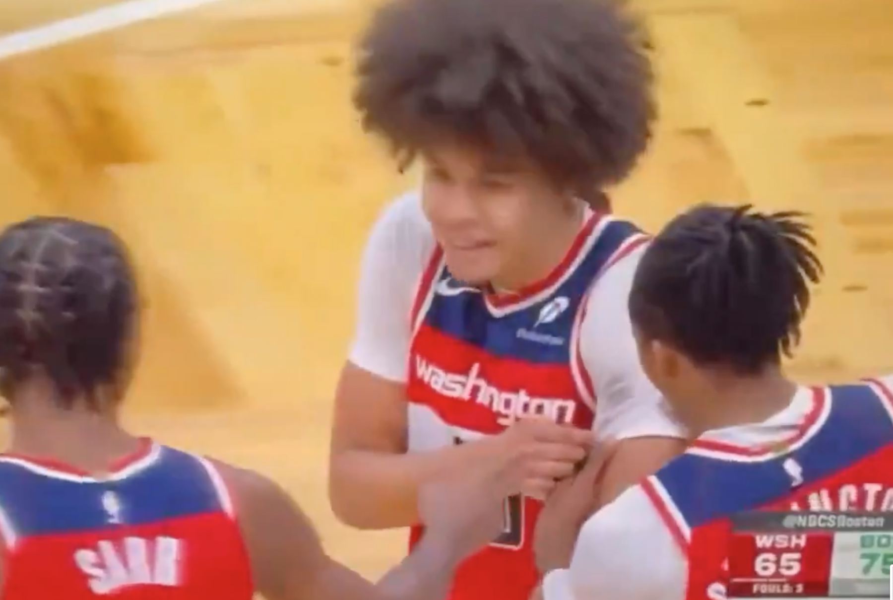 尷尬！布朗本場撞翻喬治的回合中，髮際線粉蹭到了後者衣服上