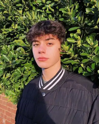 6686体育金牌作者Julian