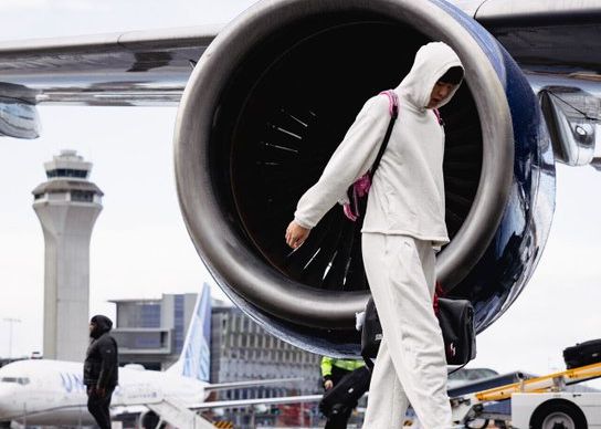 出發前往客隊場！開拓者官方社媒曬照，楊瀚森出鏡