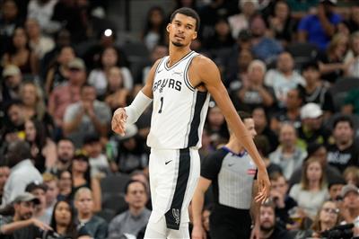 文班亞馬首節就展現身體天賦貢獻2次封蓋，而鵜鶘全隊僅有1個