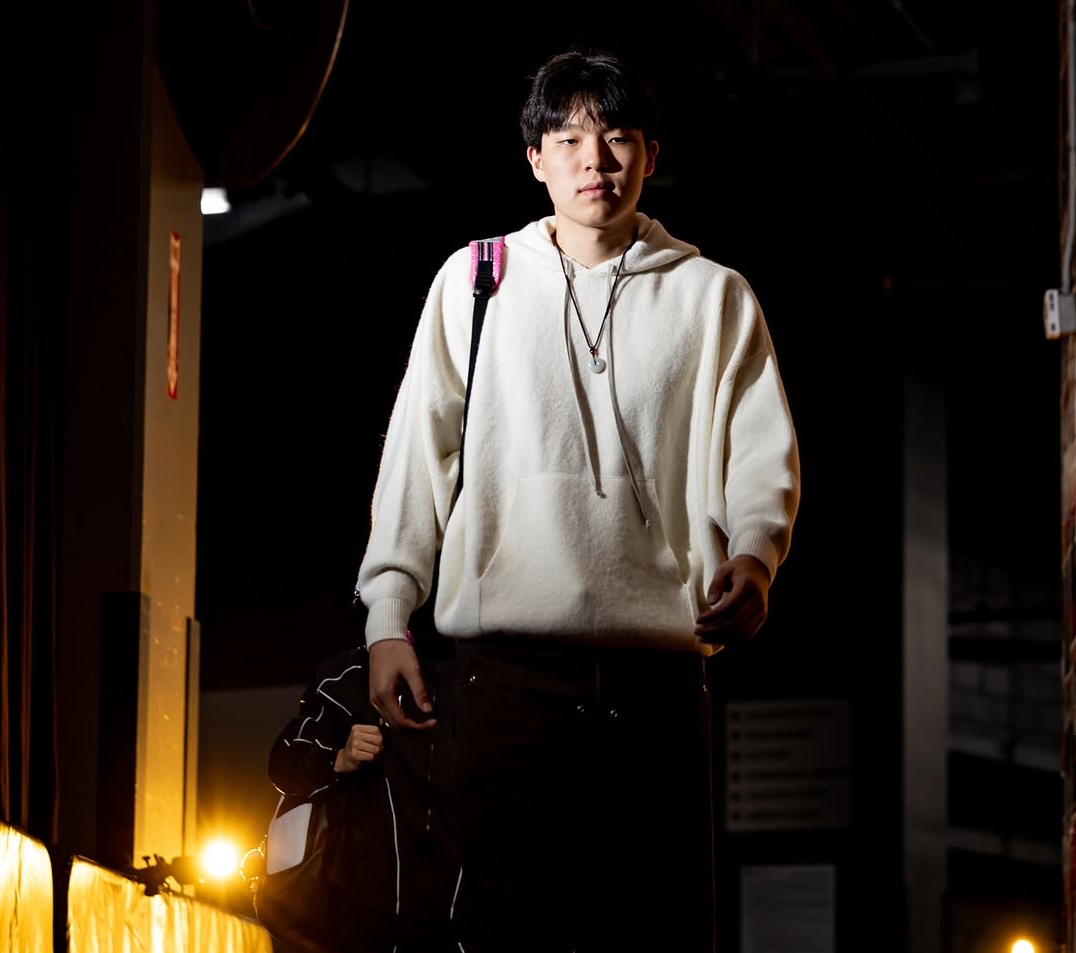 開拓者社媒曬楊瀚森賽前入場照：白色帽衫配上小粉書包