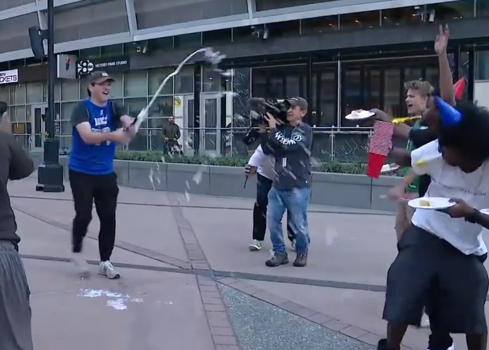 哈里森被解僱後，東契奇球迷來到獨行俠主隊場外開香檳慶祝