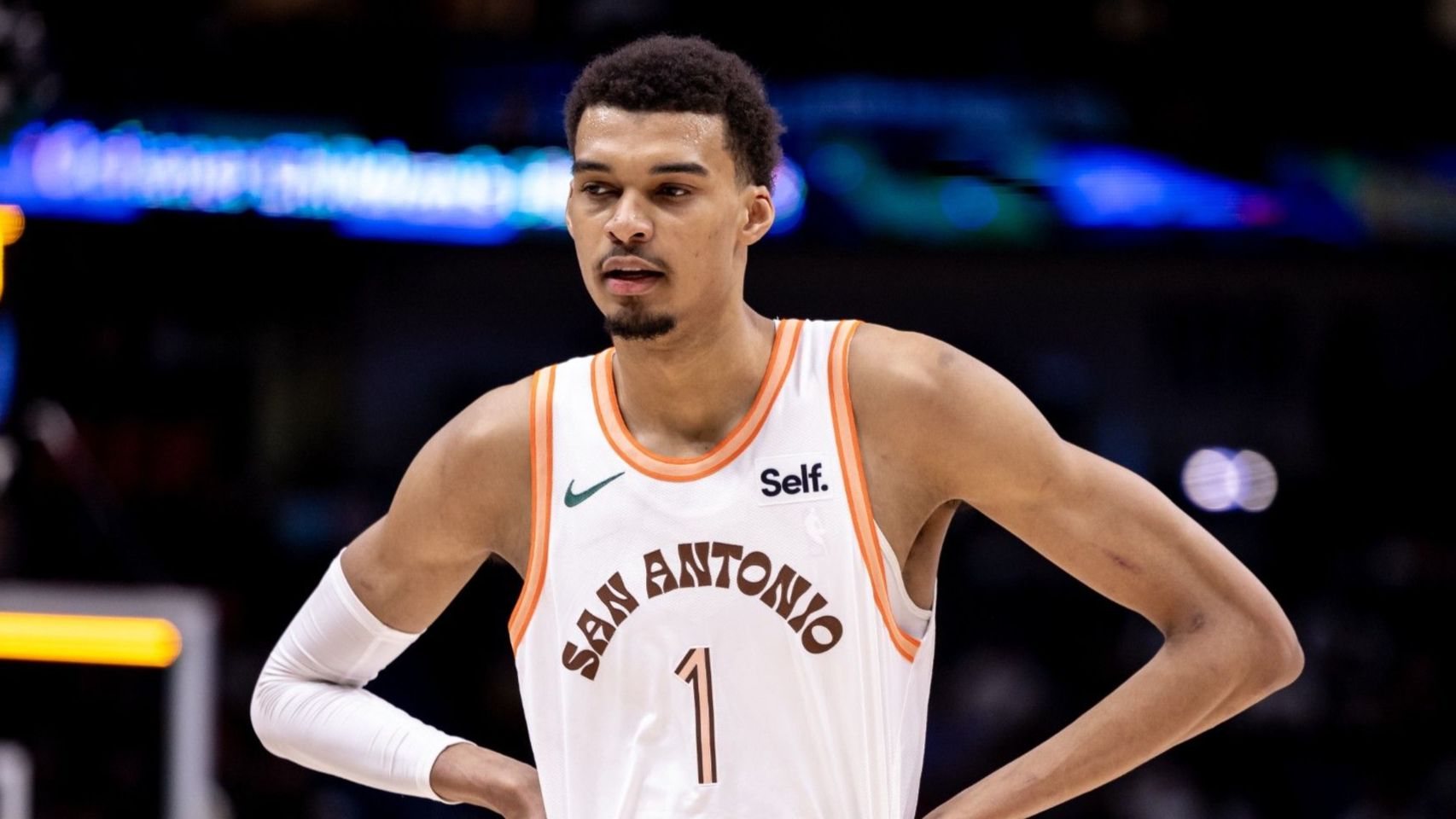 本季目前全勤！明日對國王：文班亞馬因小腿受傷出戰成疑