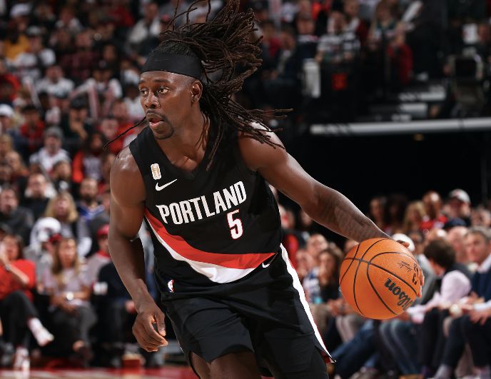 霍勒迪&卡馬拉半場投進6三分球，協助拓荒者咬住賽果分