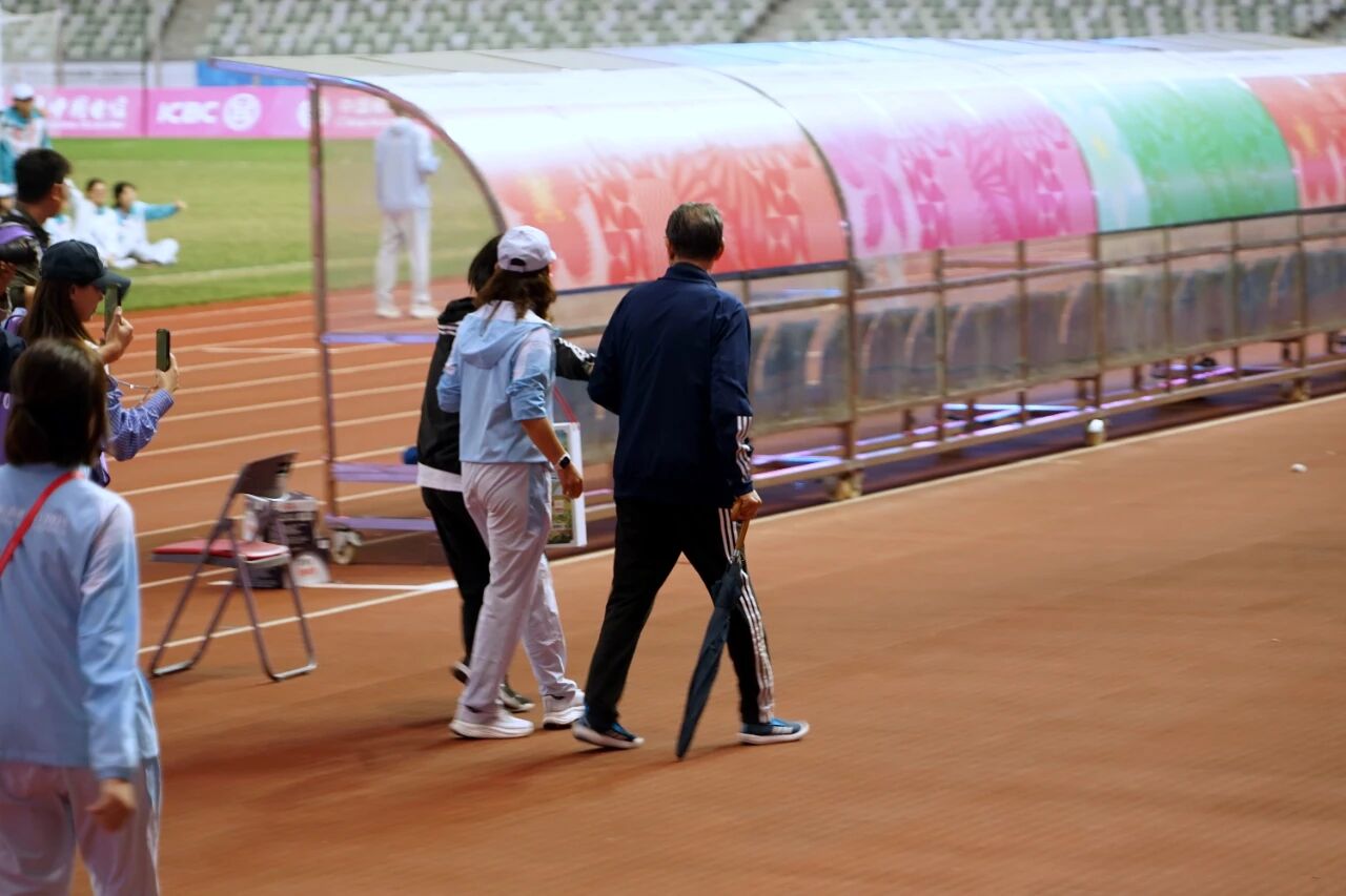 東體：季軍戰前徐根寶高燒39度，賽後拄傘退場時回望比賽場