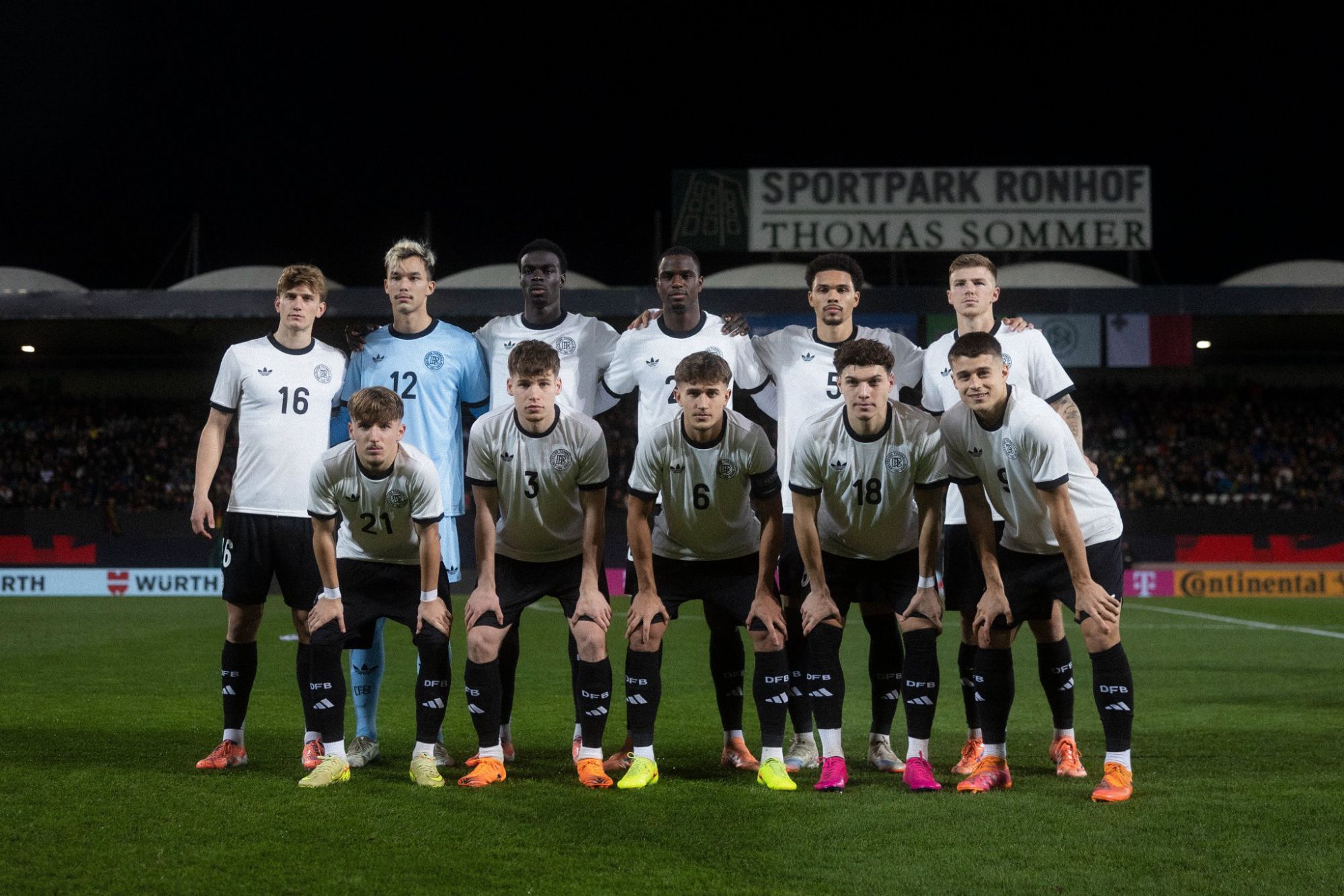 🎩戴帽子後讓全隊在足球上簽名，比朔夫：這是跟凱恩學的